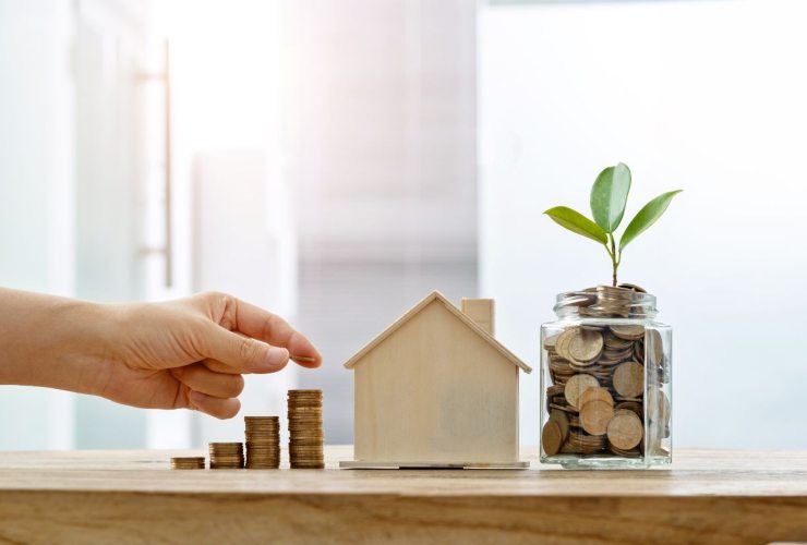 Monetein vasetto di vetro e miniatura casa