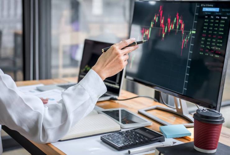 Persona che osserva e studia un grafico dei mercati