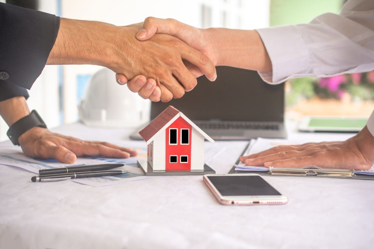 Contratto vendita casa e stretta di mano