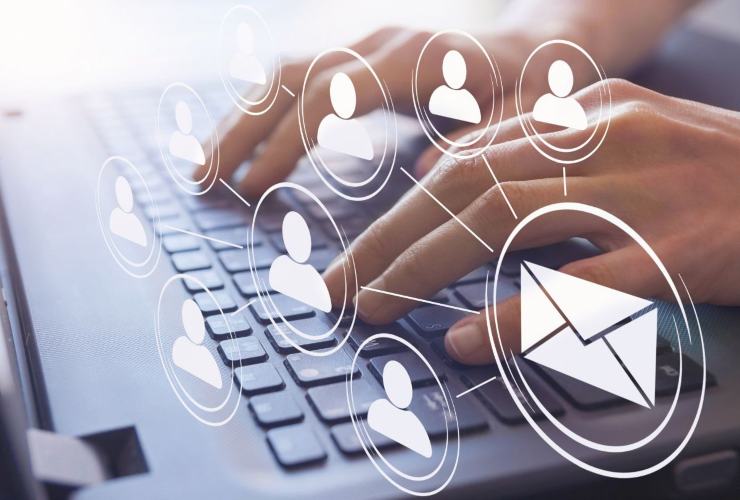 Persona che invia comunicazione a mezzo web