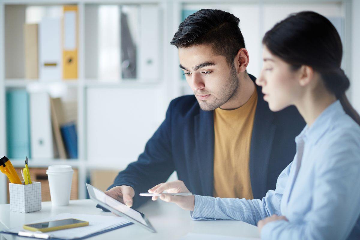 Analisti che studiano dei dati