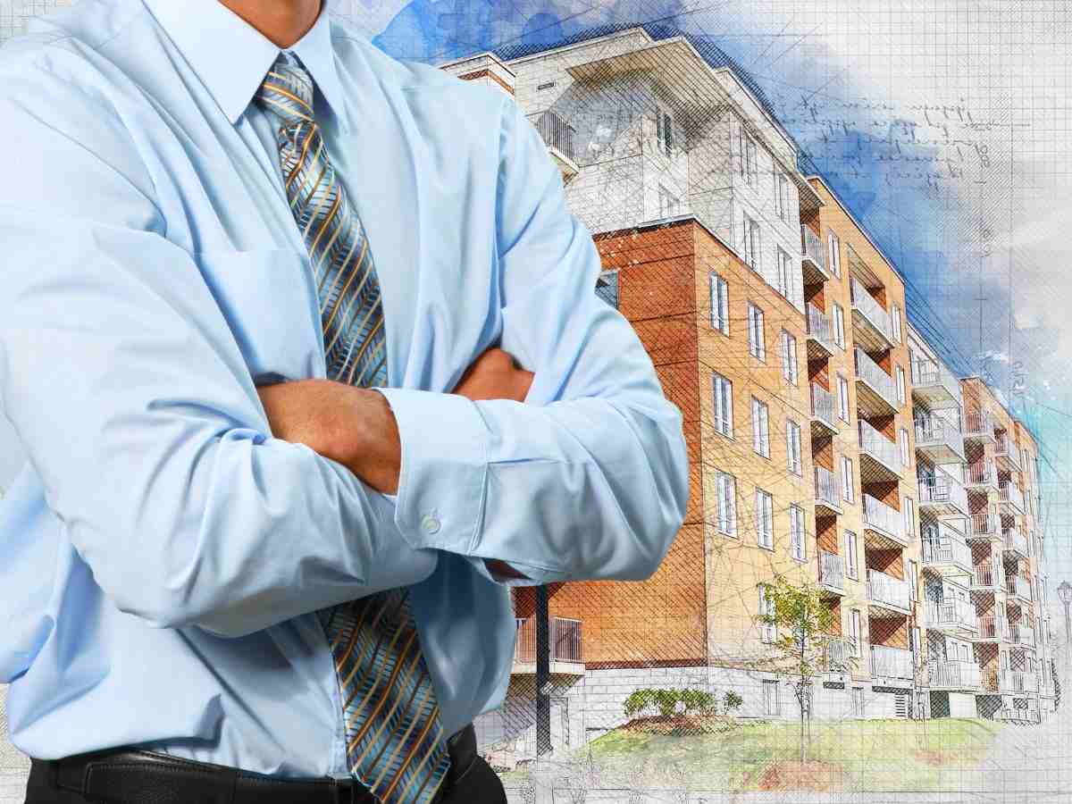 sfondo condominio e uomo con braccia conserte