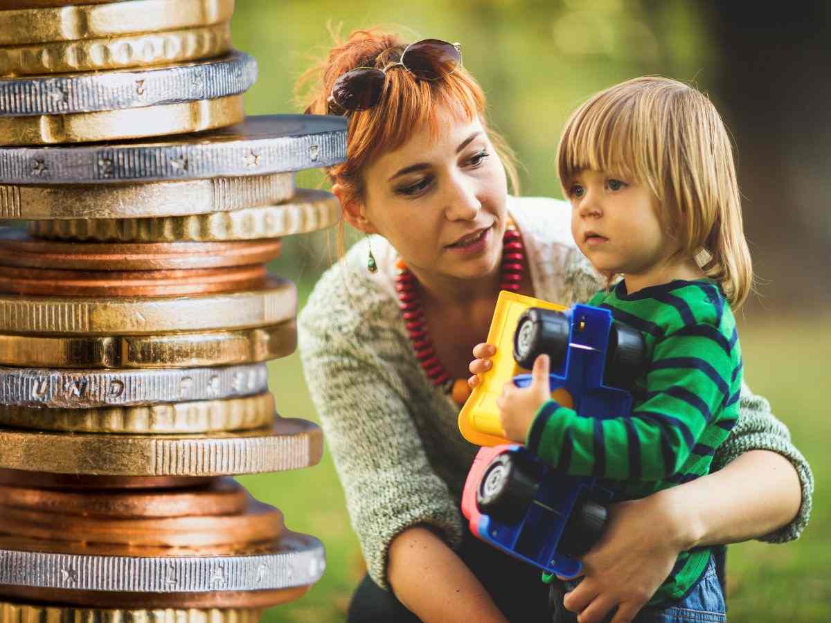 sfondo mamma con bambino e monete euro in colonna
