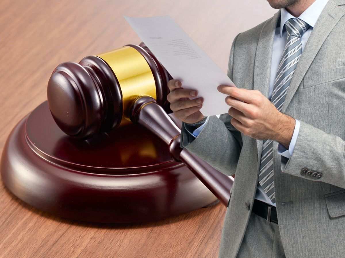 sfondo martelletto del giudice e uomo che legge documento