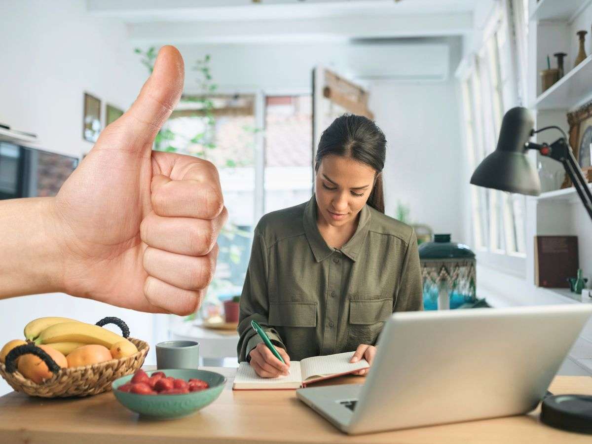 sfondo ragazza al pc e mano con pollice in su
