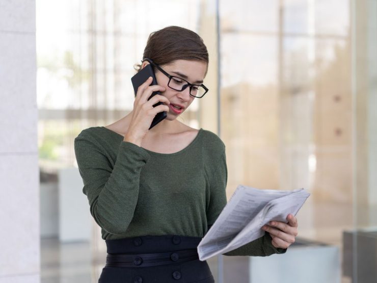 ragazza al telefono