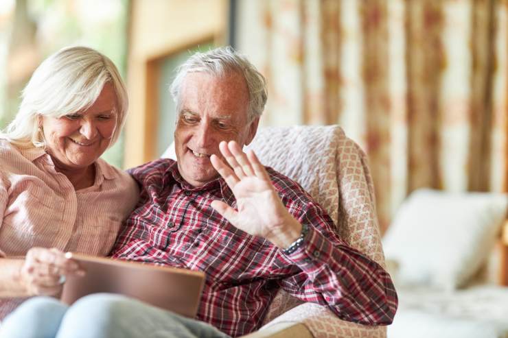 uomo e donna pensionati felici