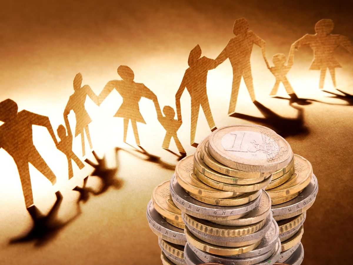 sfondo sagome di carta con famiglia e monete euro