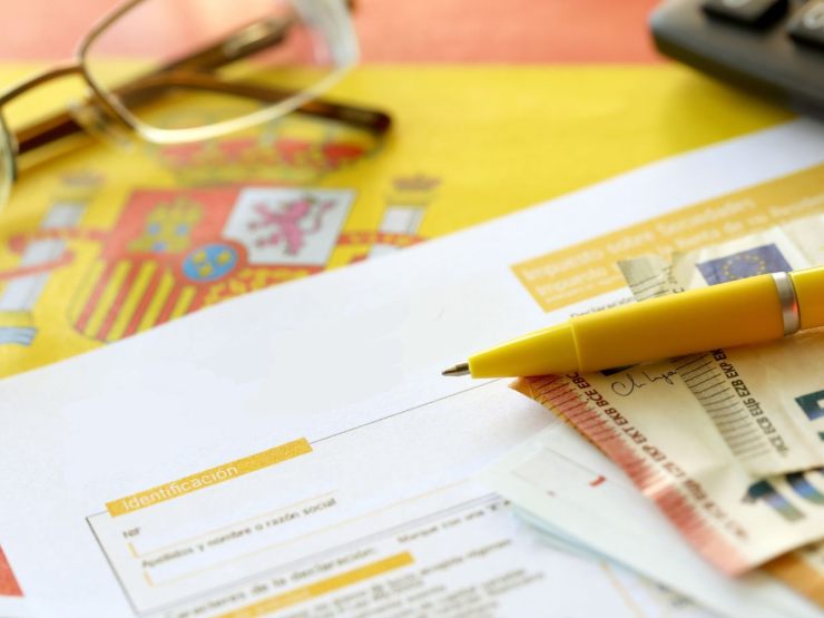 documenti, occhiali, penna e banconote euro