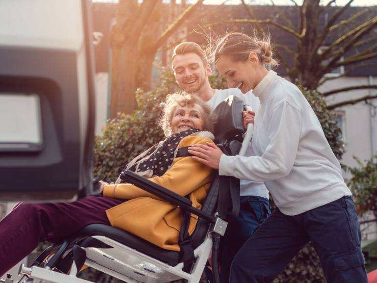 persone assistono anziana disabile