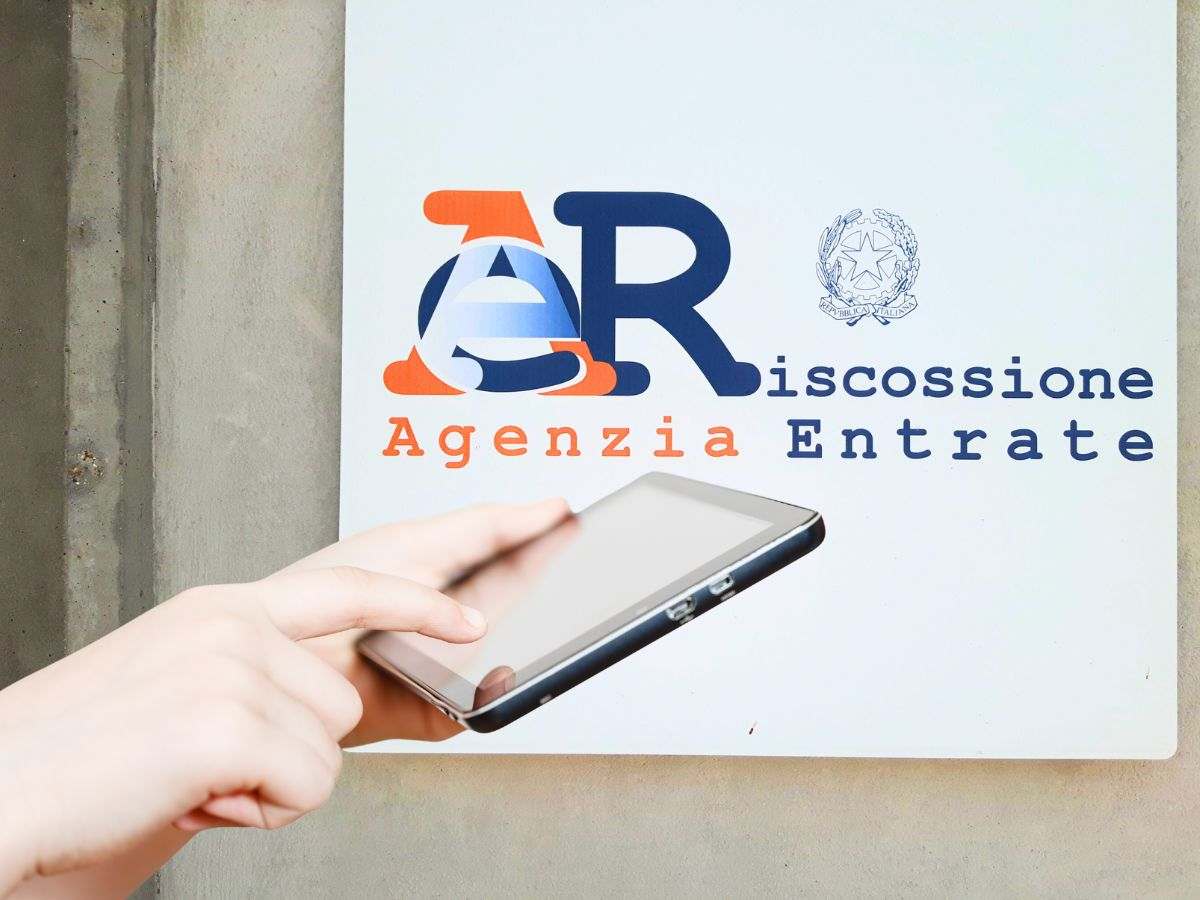 sfondo insegna Agenzia delle Entrate e mano che digita su tablet