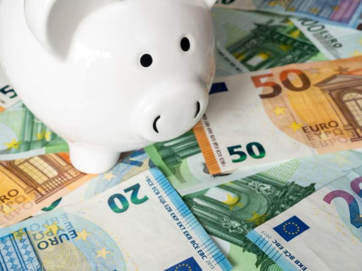 banconote euro e salvadanaio porcellino