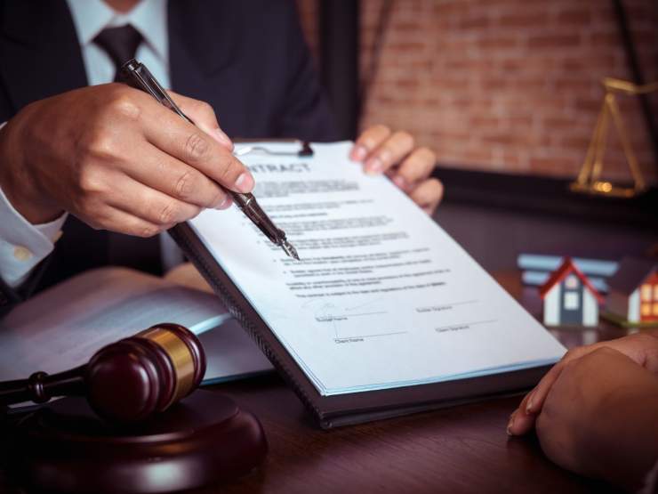 persona indica dettagli in documento a altra