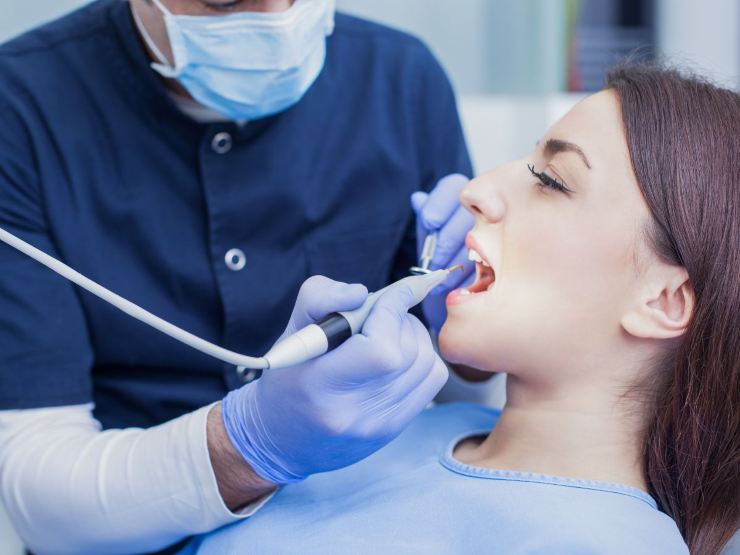 ragazza dal dentista