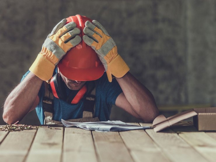 lavoratore con mani in testa disperato