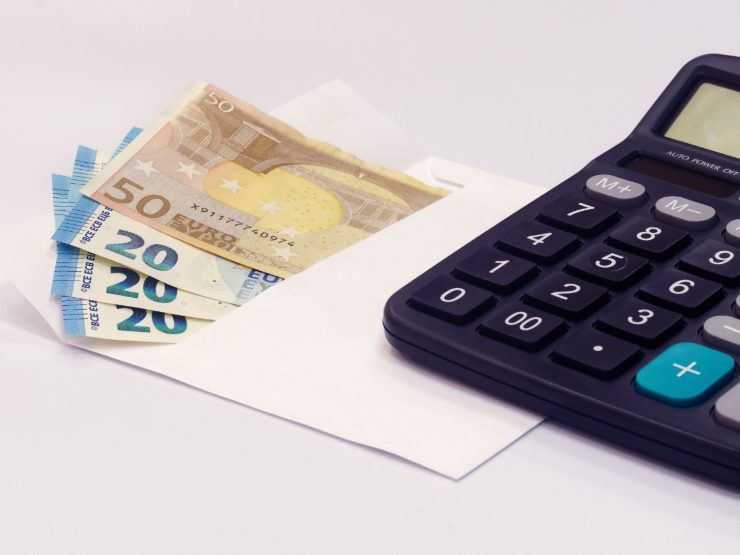 calcolatrice e busta con banconote euro