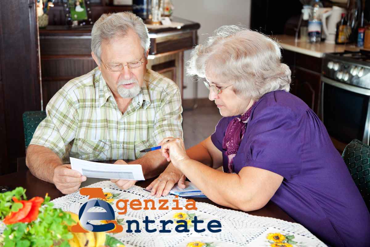 pensionati controllano documenti e scritta agenzia delle entrate