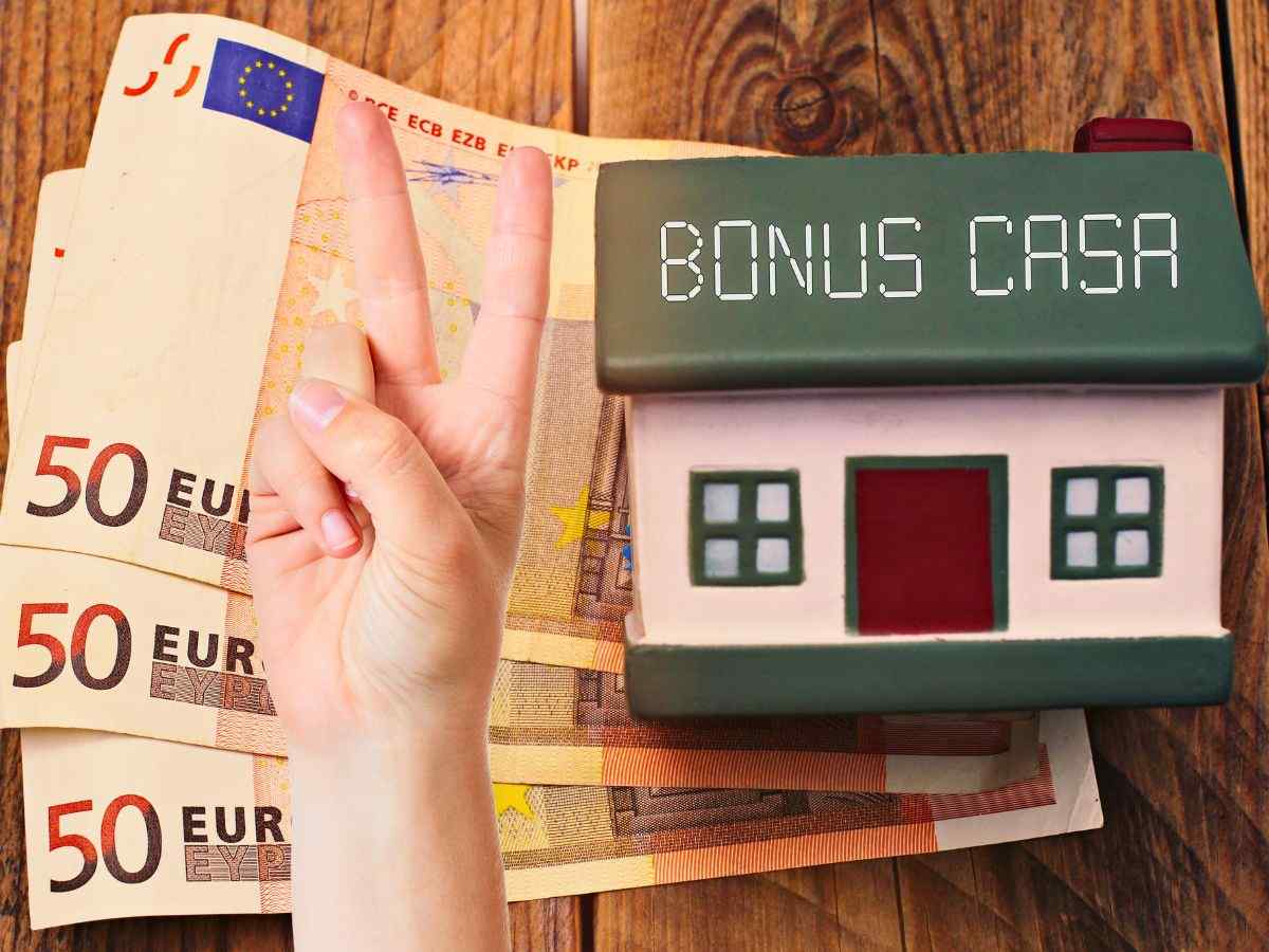 sfondo casetta miniatura con scritto bonus casa e banconote 50 euro e mano che fa simbolo due
