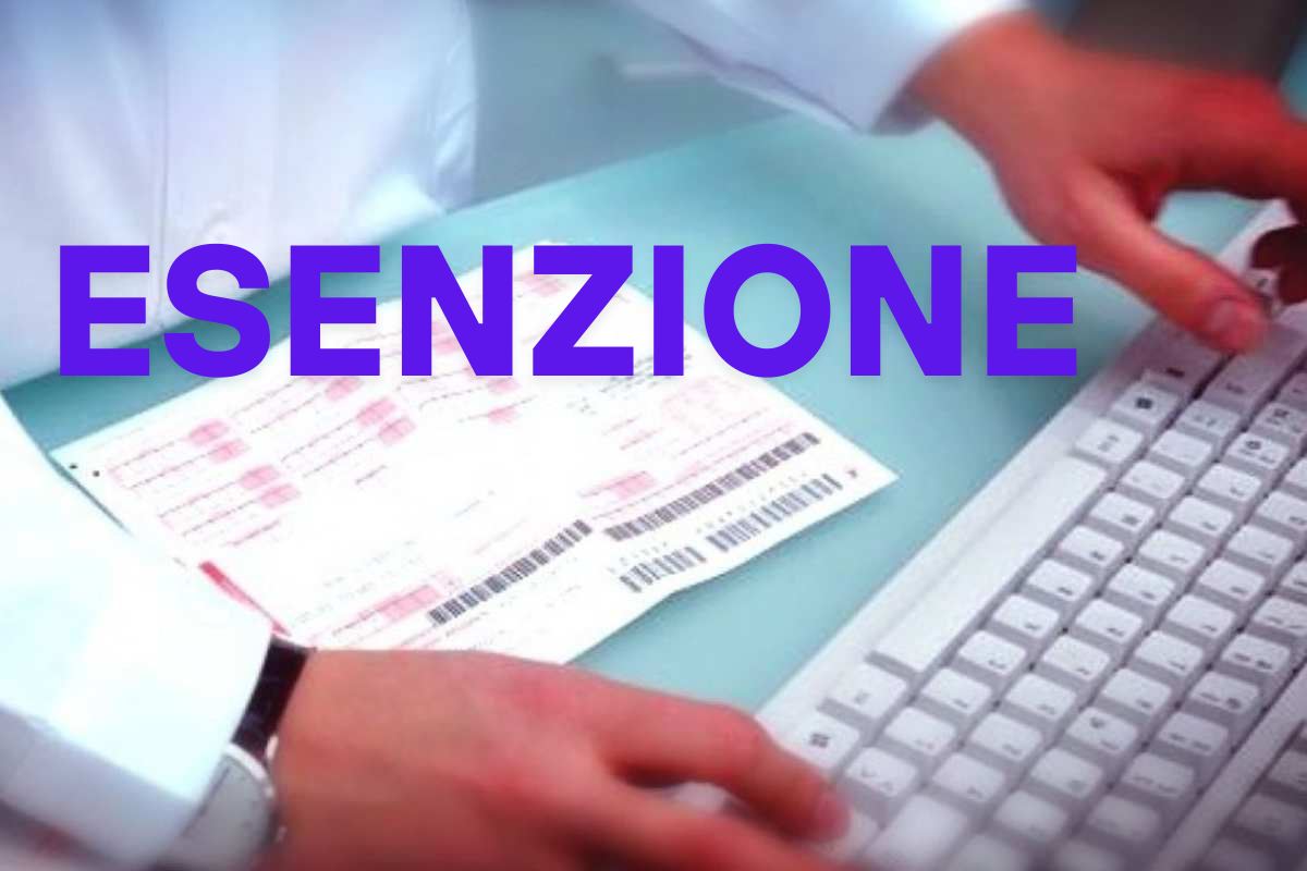 medico al oc di fronte a ricette e scritta esenzione