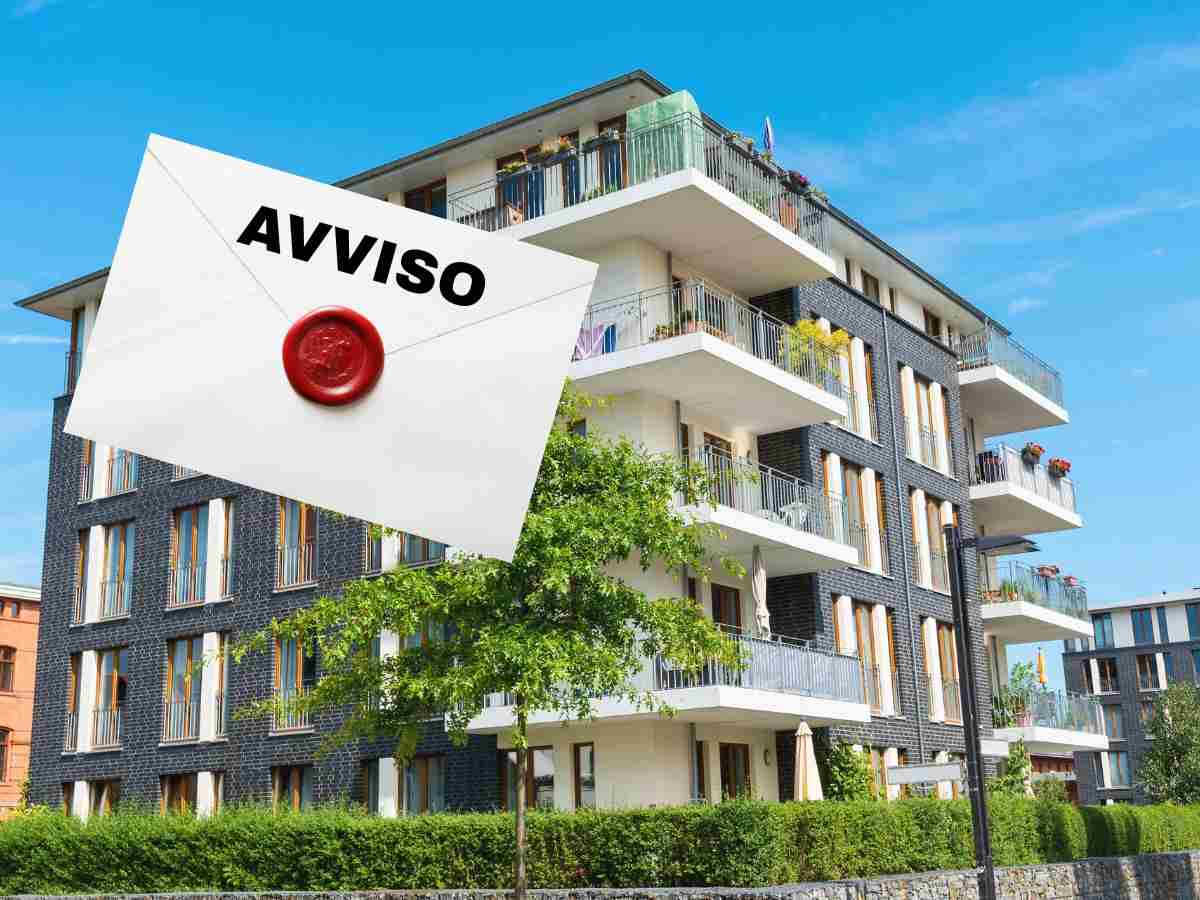 sfondo palazzo condominio e busta con scritta avviso