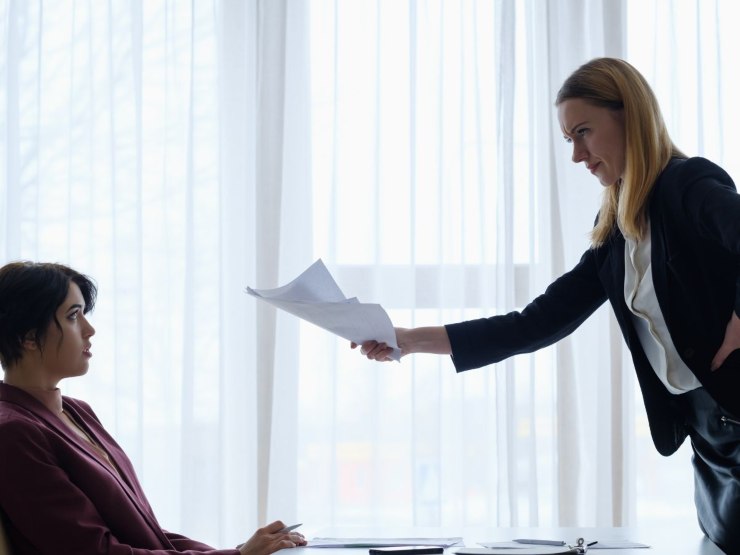 datrice di lavoro rimprovera lavoratrice