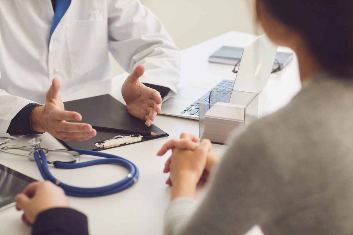 medico di fronte a paziente
