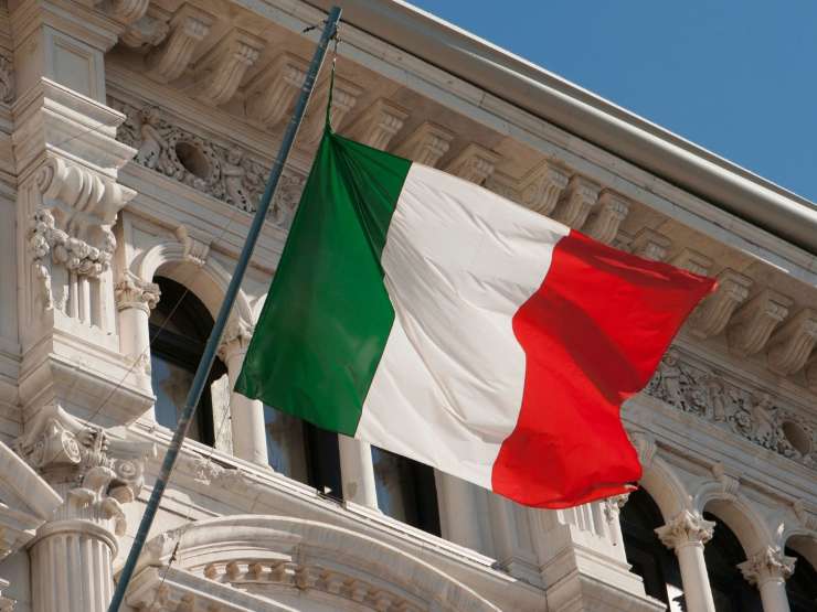edificio e bandiera italiana