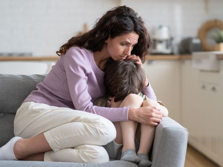 mamma e figlio tristi
