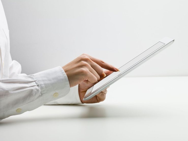 persona digita su tablet