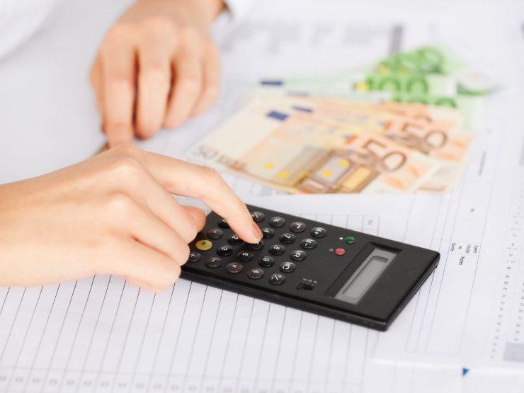mani che contano banconote euro