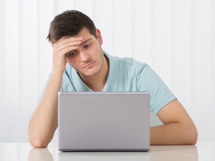 ragazzo triste al pc