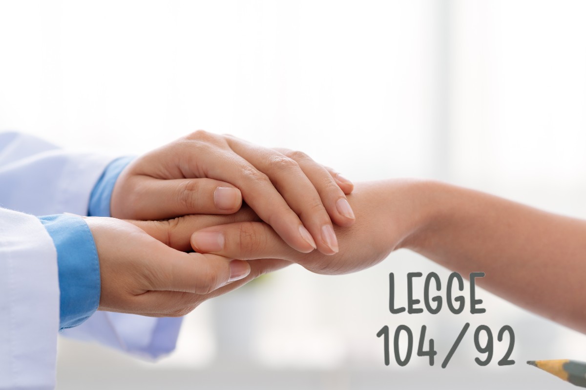mano nella mano e scritta legge 104 del 92