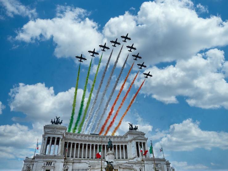 Altare della Patria con aerei tricolore