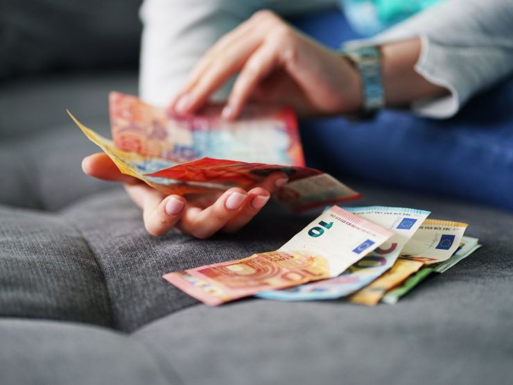 persona conta banconote euro