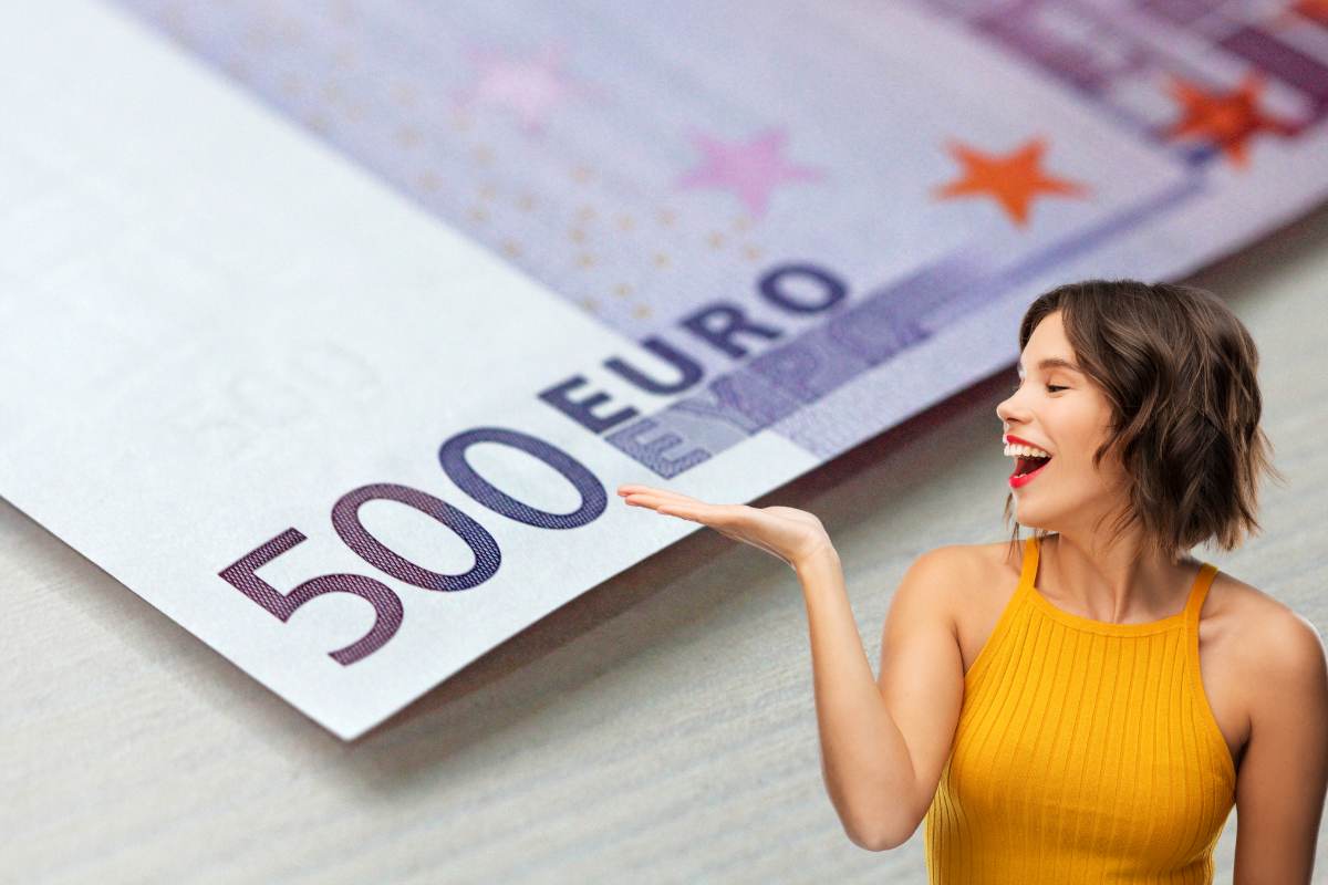 donna manda bacio a banconota 500 euro