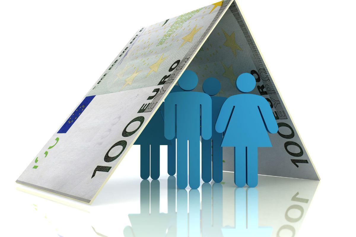 Figure di una famiglia sotto una banconota da 100 euro