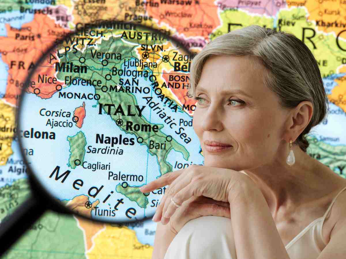 sfondo cartina Italia con lente su Sud e donna