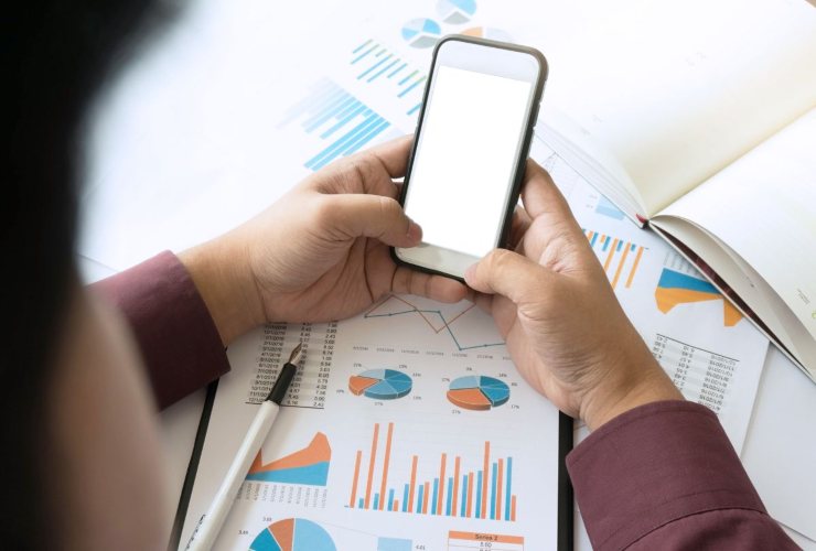 Persona a cui arriva sms dalla propria banca