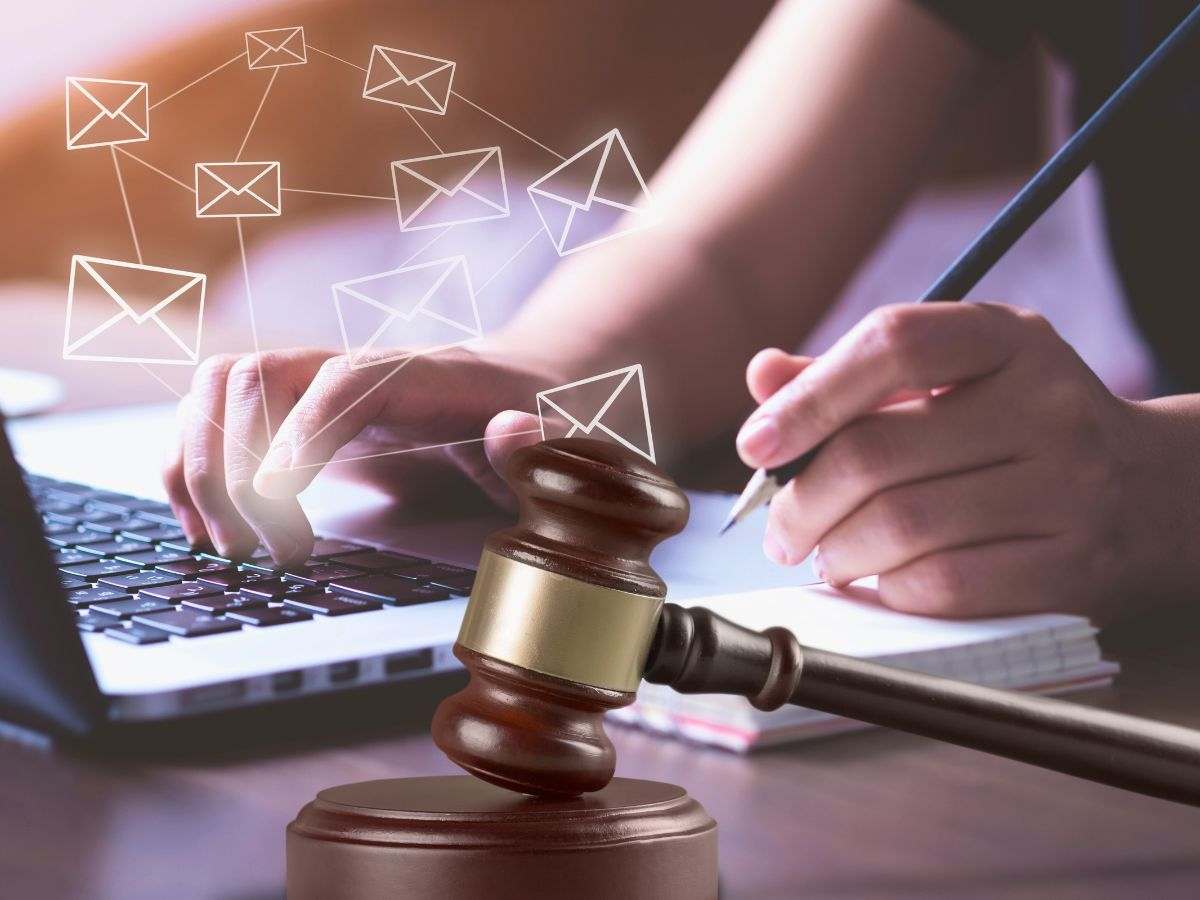 sfondo persona scrive al pc, simboli email e martelletto del giudice