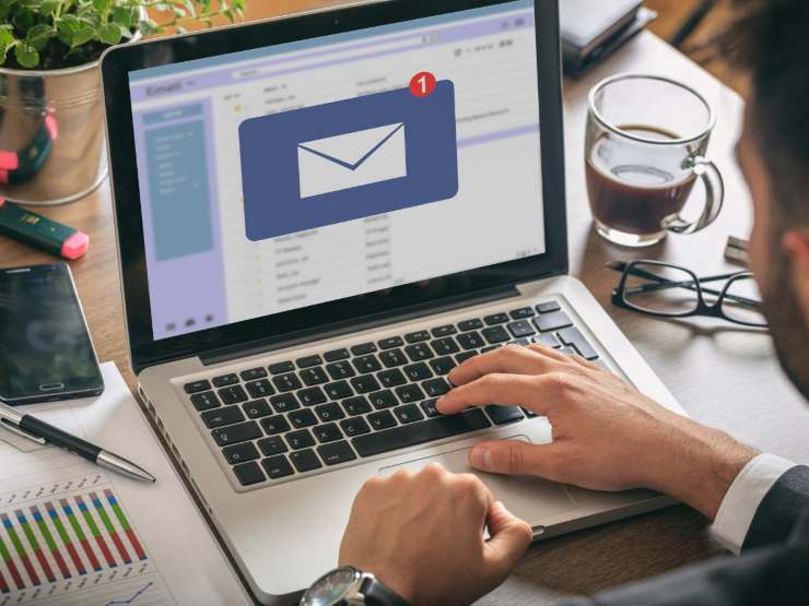 persona scrive email al pc