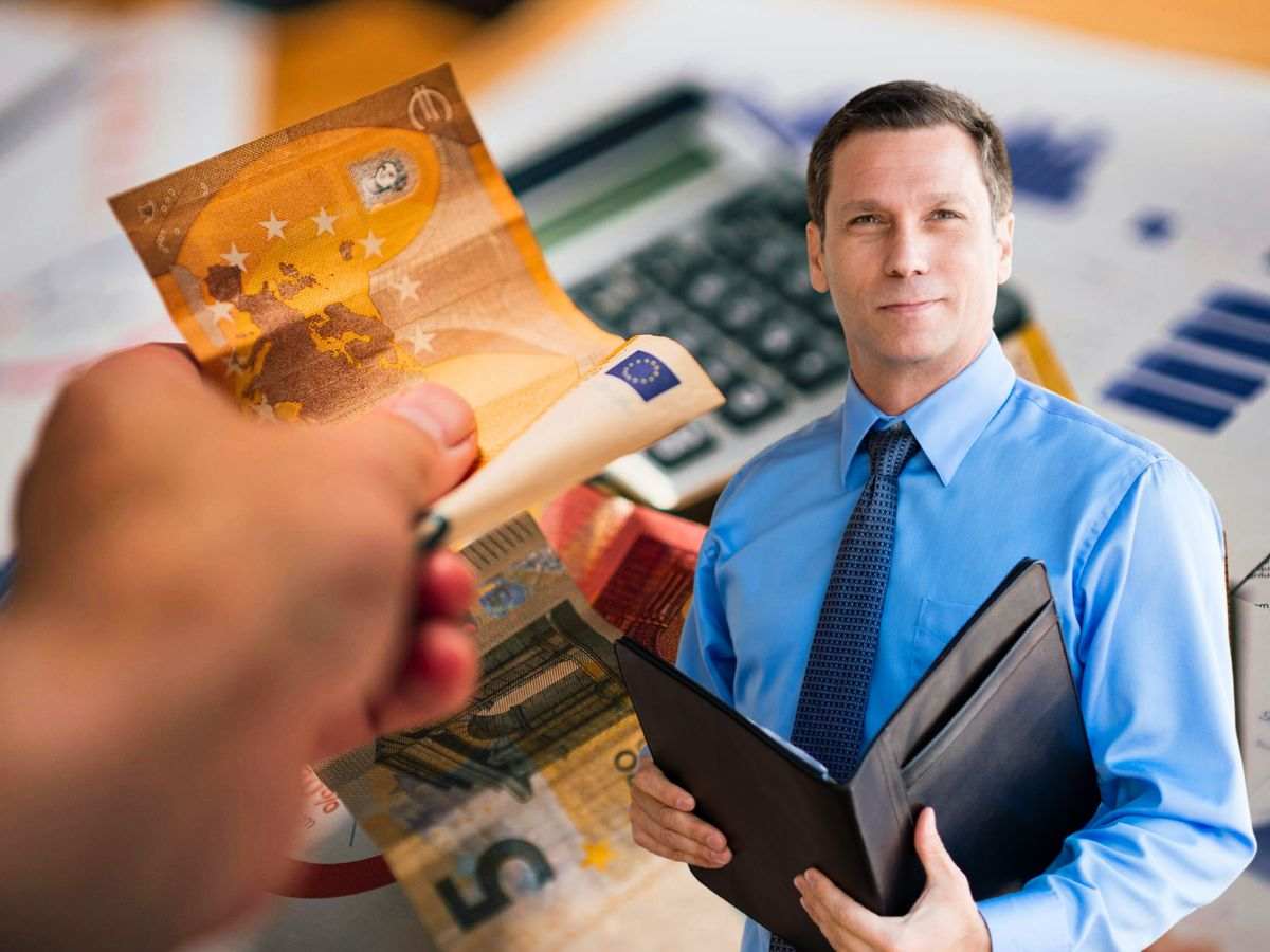 sfondo banconota euro in mano con calcolatrice e uomo con cartella in mano
