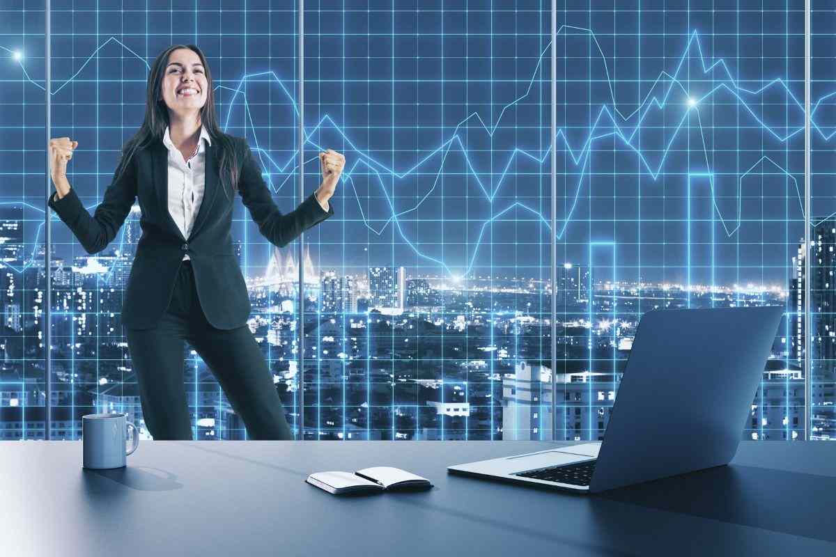 Persona che esulta mentre monitora i mercati