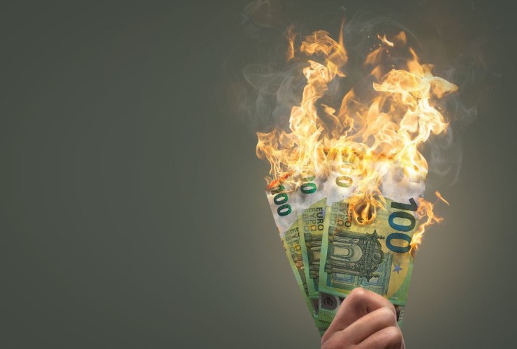 Banconote da 100 euro che bruciano
