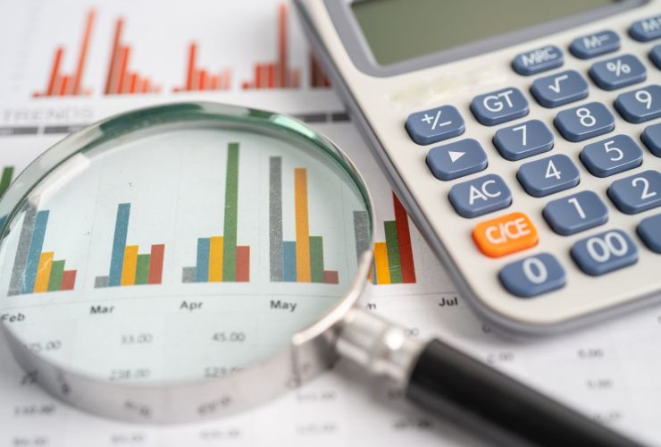 Dati e grafici con lente e calcolatrice