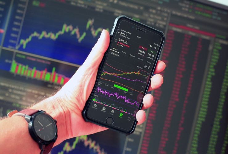 Persona che guarda un grafico dal cellulare