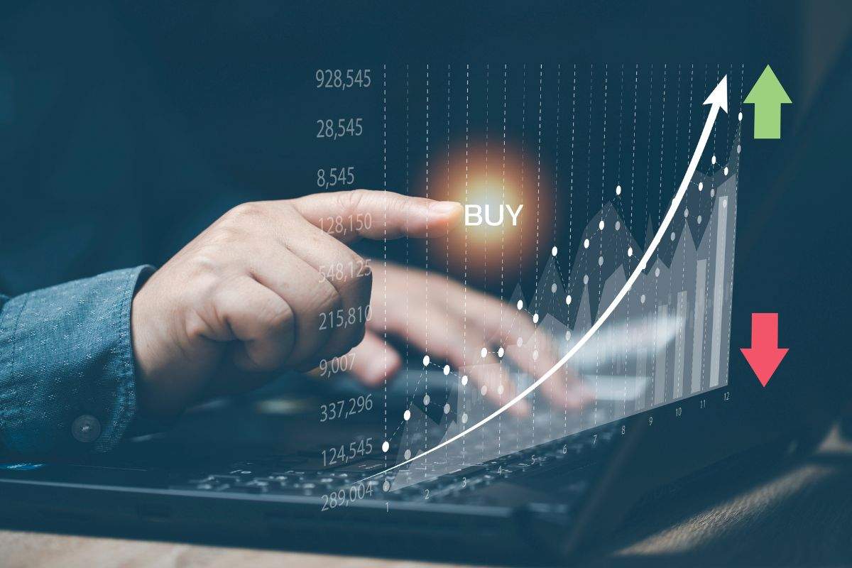 Persona che fa trading e decide fra buy e sell