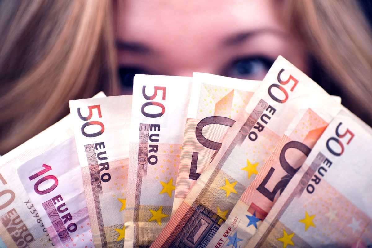 Persona che mette davanti agli occhi delle banconote da 50 euro