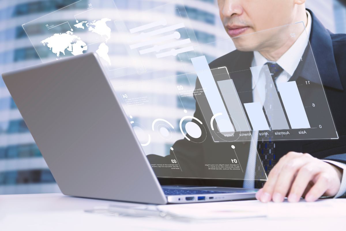 Persona che osserva dei grafici e dati al computer