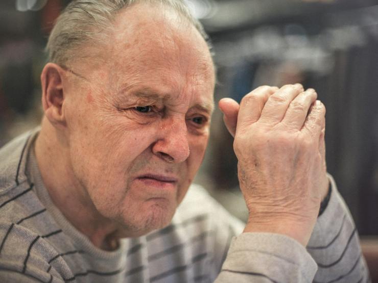 anziano con Alzheimer