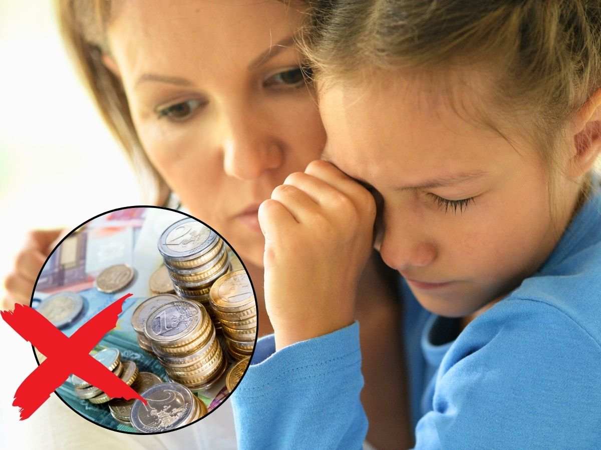 sfondo mamma e figlia tristi e tondo con banconote e monete euro con X rossa